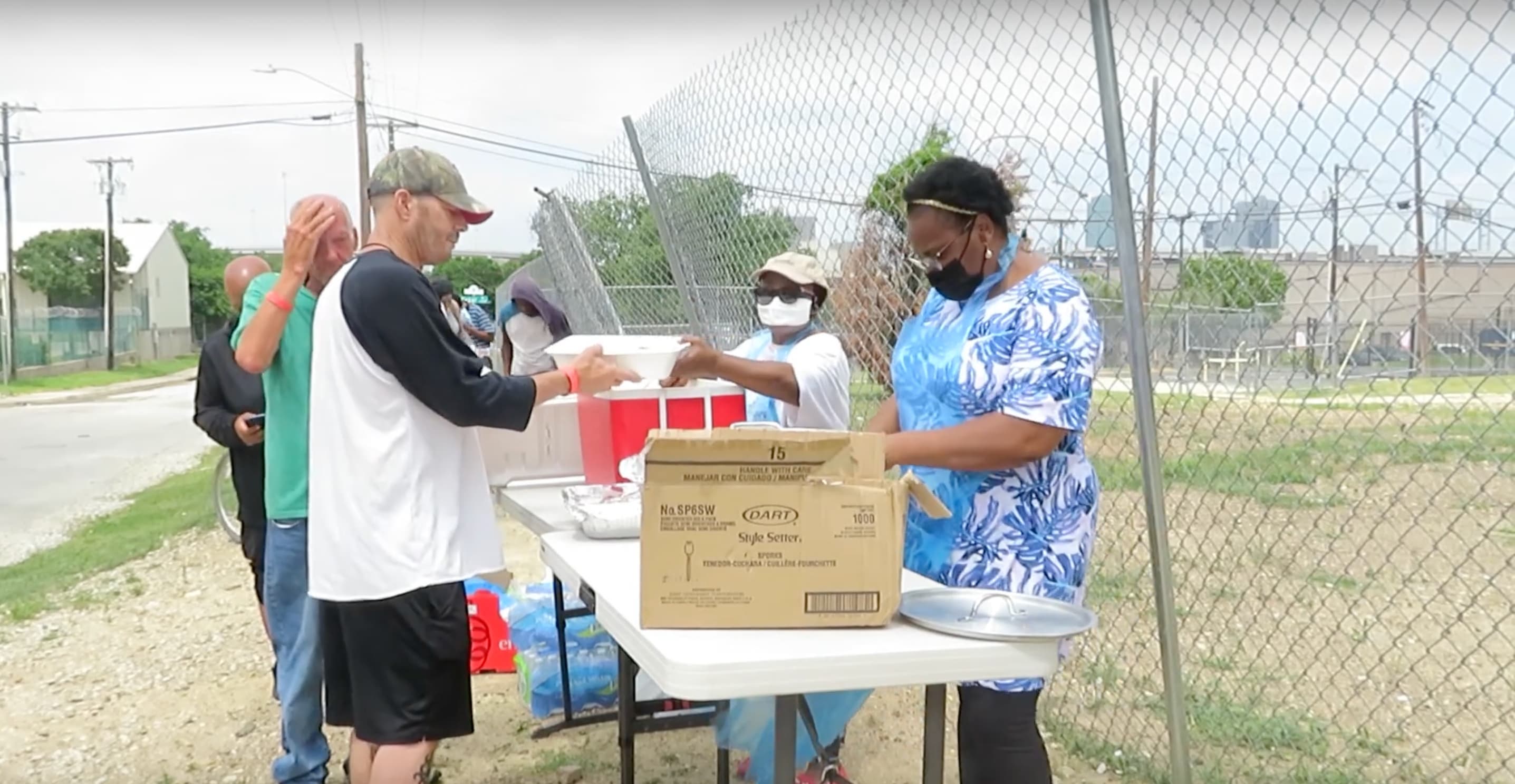 feeding-the-homeless-in-downtown-ft.-worth